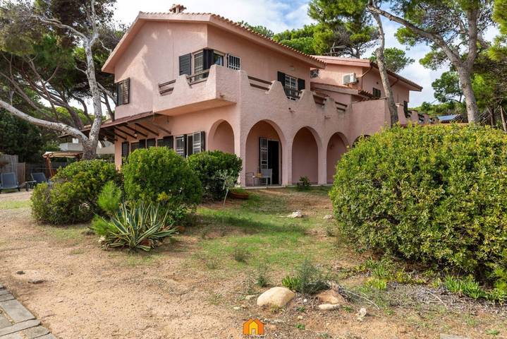 Villa Le Sirene On The Beach in Santa Margherita di Pula, Región de Pula