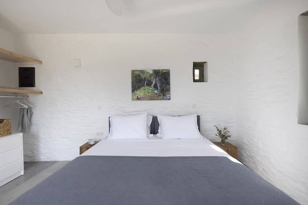 Brand new 7 bedroom Villa 10min from Vathy beach in Vathi Beach, Sifnos