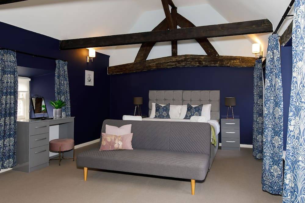 Entire apartment, Canon Gate , Chichester Cathedral  - sleeps 4 guests  in 2 bedrooms in Chichester, West Sussex