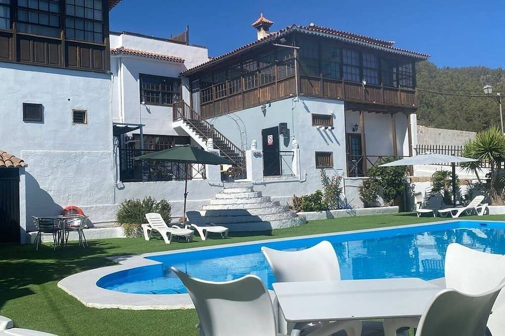 Apartamento entero, This room is a bunk room with two single bunk beds. The bathroom and showers are shared with the two other bunk rooms . The room has a great view of the village square. in Vilaflor de Chasna, Tenerife Sur