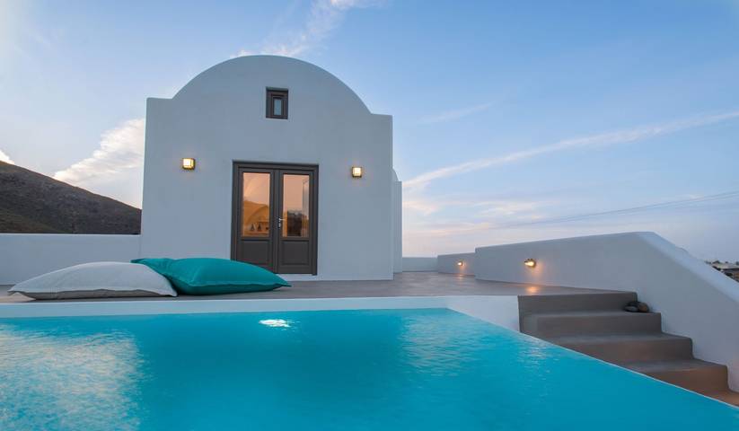 Villa for 4 people, with pool and terrace as well as garden and ocean view in Santorini