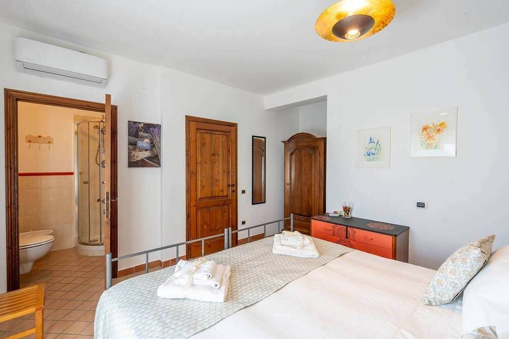Poderino Sole, \"Mirto\" Room in Lajatico, Pisa Provinz