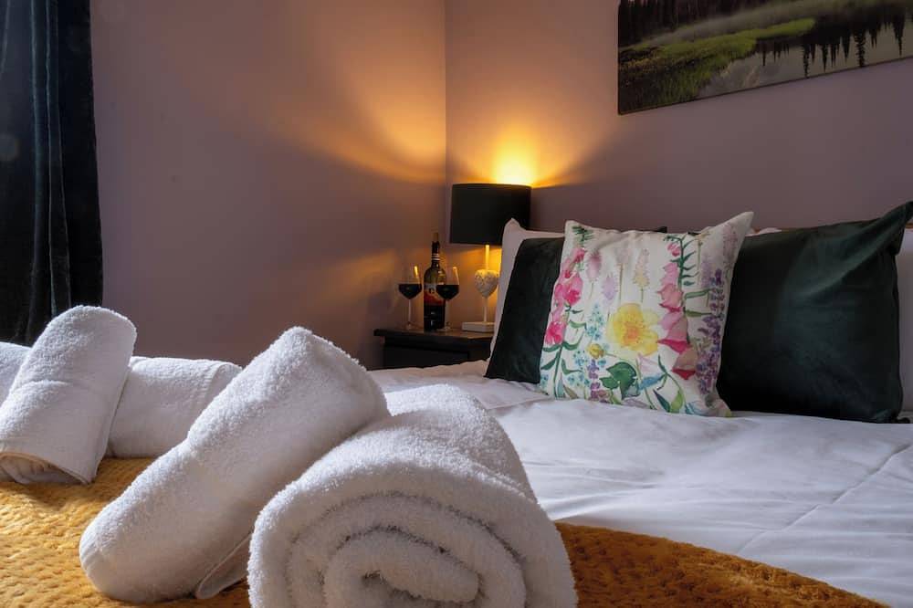 Pet Friendly Cottage, Near Amenities with Log Fire in Stroud, Gloucestershire