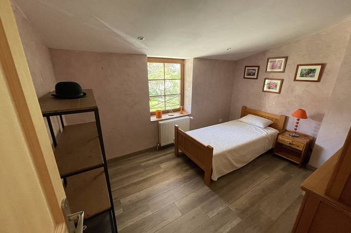 Appartement entier, Appartement de 68 m2 dans petit village tranquille, idéal pour ballade et vélo. in Salavre, Jura Francais