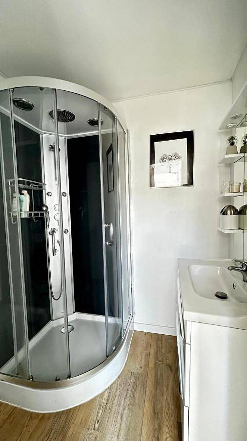 Appartement entier, One-Bedroom Apartment in Parigné-l'Évêque, Sarthe
