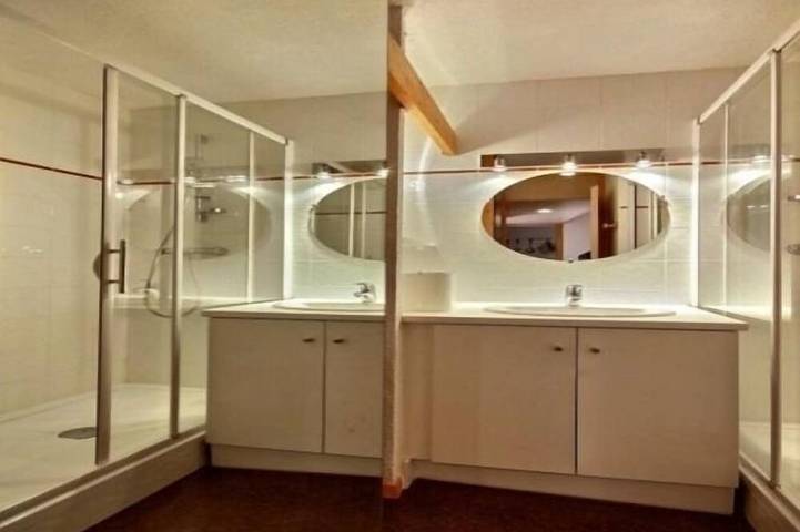 Apartamento entero, Impresionante dúplex renovado con Wi-Fi - 6 pers, 3 Hab, a pie de pistas in Plagne Villages, La Plagne-Tarentaise