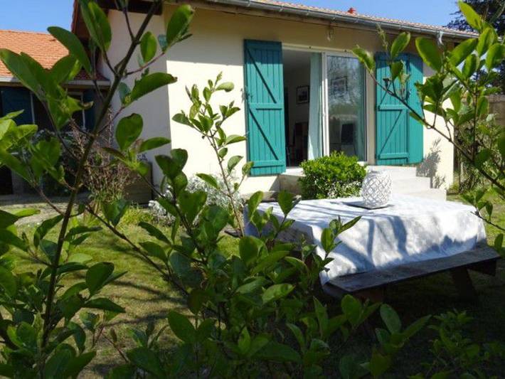 Gîte pour 5 personnes, avec terrasse et piscine