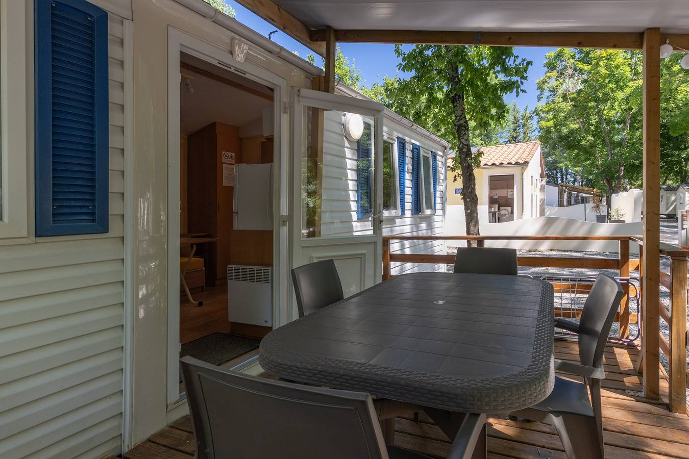 Mobil-home 'Confort A - 1-6 Pers' avec piscine partagée, terrasse privée et jardin commun in Lavilledieu, Ardèche
