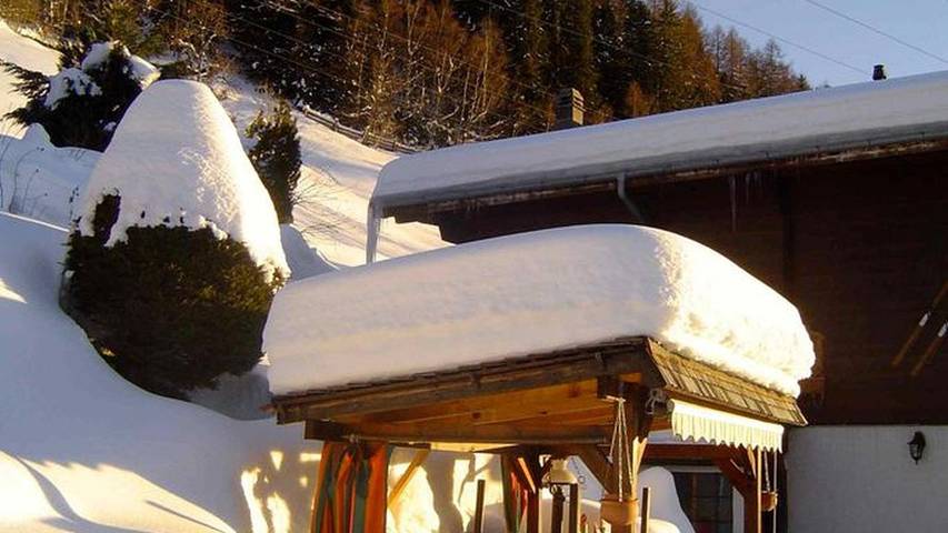 Ferienwohnung für 5 Personen, mit Ausblick und Terrasse sowie Garten, mit Haustier in Ernen