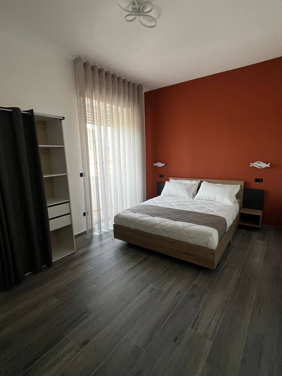 Camera 'Piazza Pertini - Room Ambra' con balcone, Wi-Fi e aria condizionata in Melendugno, Provincia di Lecce