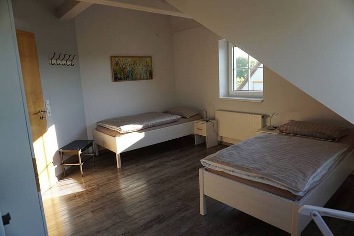 Ganze Wohnung, Ferienwohnung mit  Wintergarten, in  ruhiger Lage mit Außensitzplatz für 4 Pers. in Dürrwangen, Romantische Straße