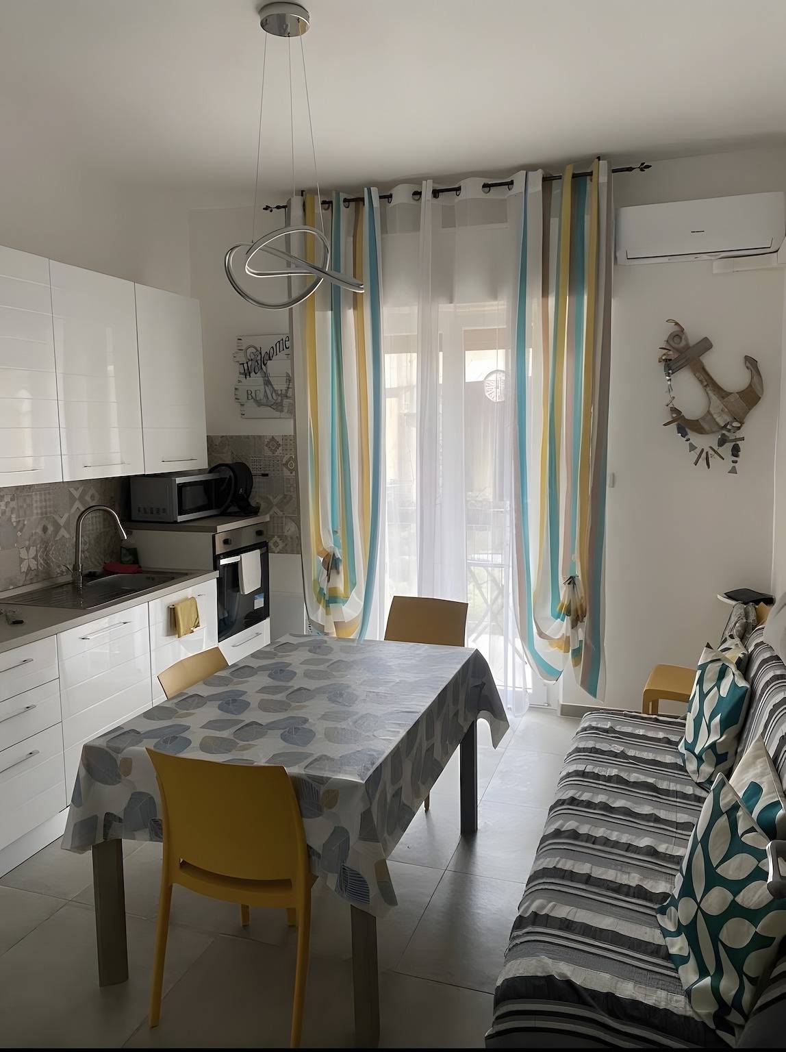 Entire apartment, Apartment 'La Cà Delle Tre Rose' with Balcony, Wi-Fi and Air Conditioning in Valleggia, Quiliano