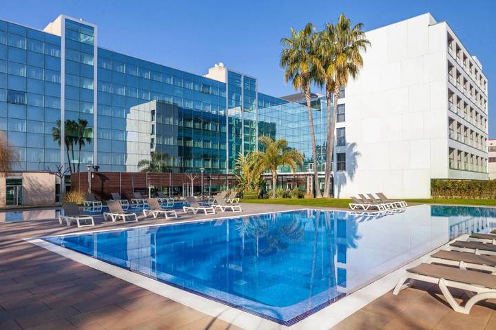 Hôtel pour 3 personnes, avec piscine et sauna ainsi que bassin pour enfant et jardin