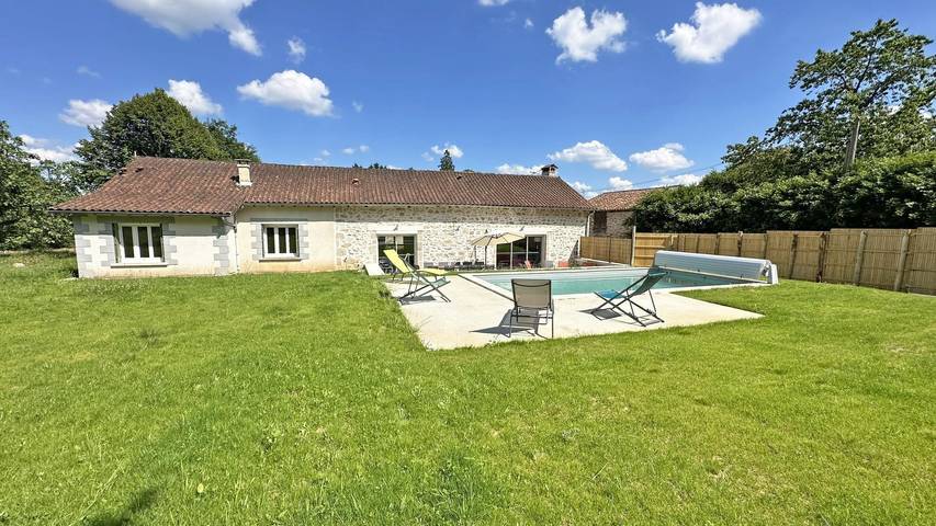 Gîte pour 11 personnes, avec piscine ainsi que jardin et terrasse dans Haute-Vienne