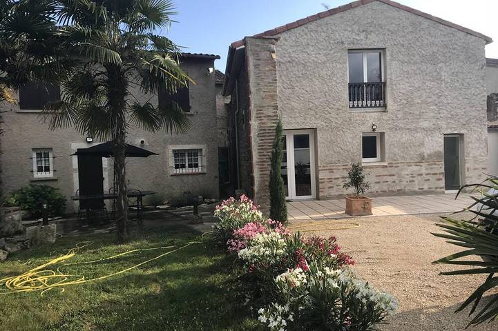 Gîte pour 2 personnes, avec piscine à Lamagistère