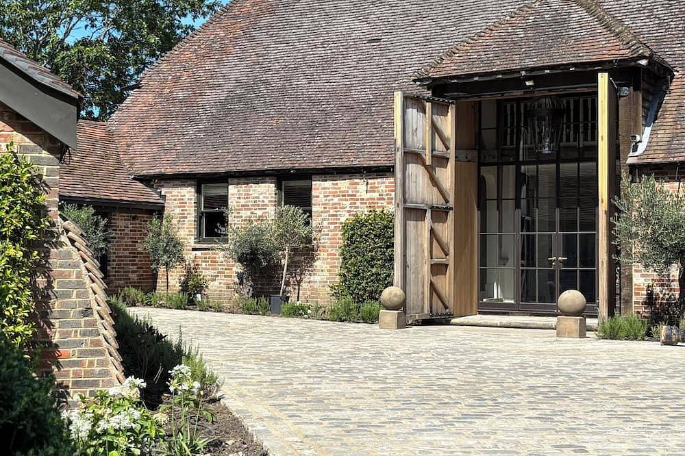 Stunning Luxury Barn Conversion in Surrey. in Ockham, Guildford