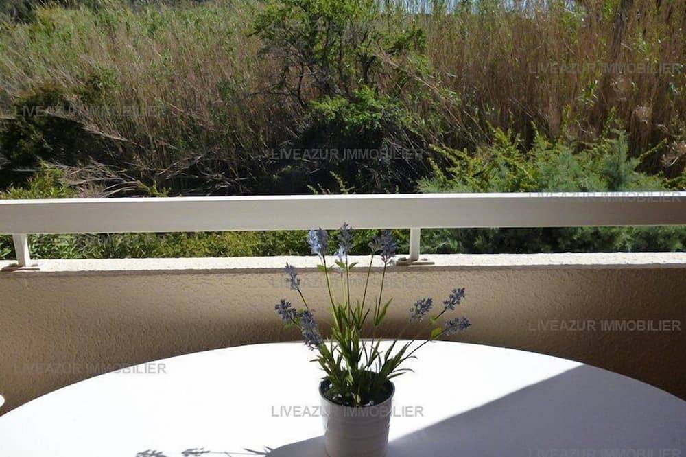 Entire apartment, Studio with terrace in residence with swimming pool for 4 in Sanary-sur-Mer, Toulon region