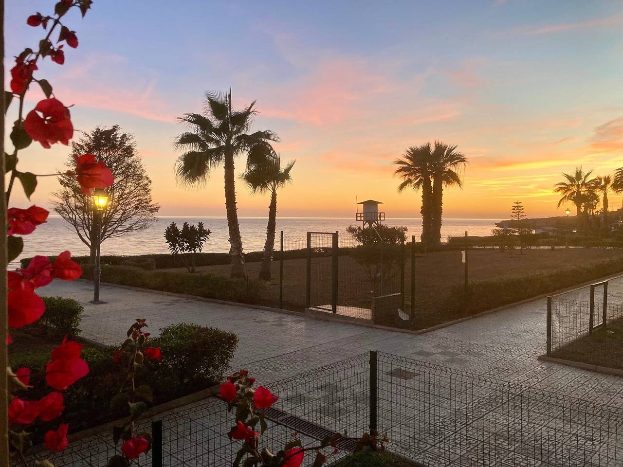 Appartamento intero, Appartamento per vacanze fronte mare con vista mare, terrazza coperta e Wi-Fi in Torrox Costa, Torrox