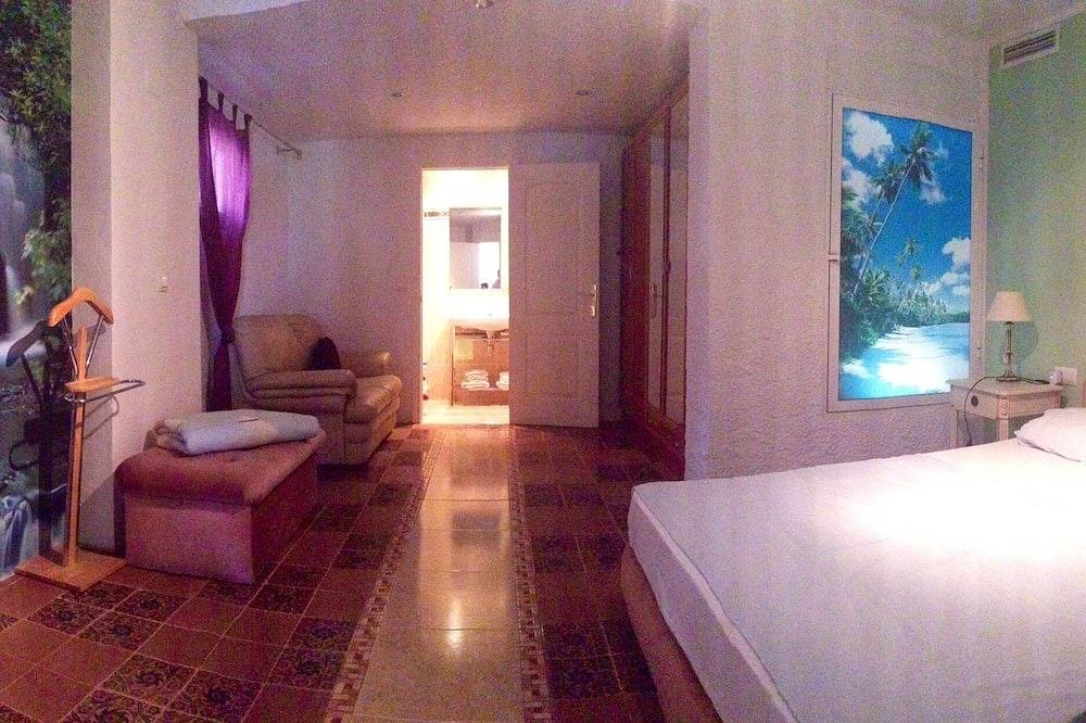 Spacious residential landscape, garden with pool, 8 minutes to the beach.  in Coveta Fuma, El Campello