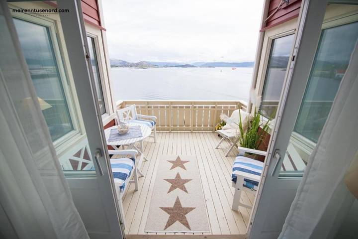 Ferienwohnung für 8 Personen, mit Balkon und Terrasse sowie Seeblick und Ausblick in Bremanger