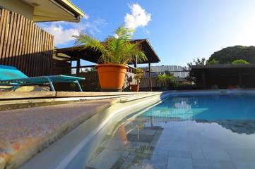 Location de vacances pour 2 personnes, avec piscine ainsi que vue et jardin dans Taravao