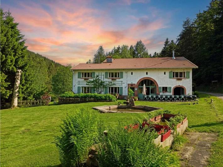 Gîte pour 15 personnes, avec Jacuzzi et Terrasse ainsi que Jardin et Sauna à La Houssière
