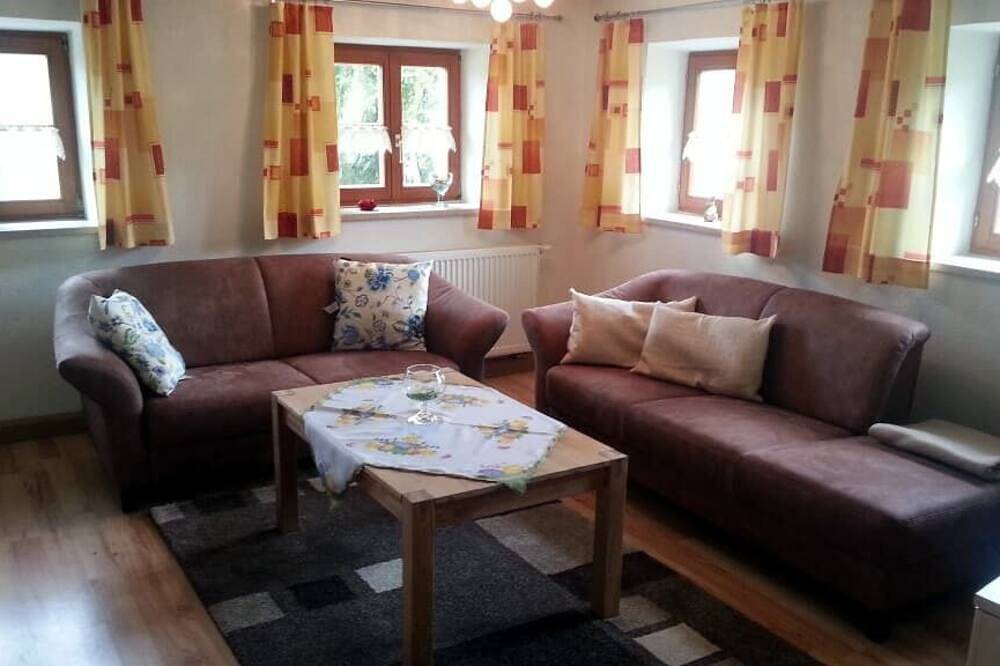 Ganze Wohnung, Geräumige 100qm Ferienwohnung mit Terrasse für 5 Personen in Bad Kötzting, Ostbayern