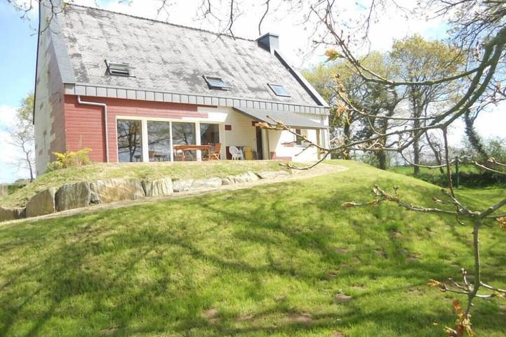 Location de vacances pour 14 personnes, avec jardin, animaux acceptés à Saint-Urbain