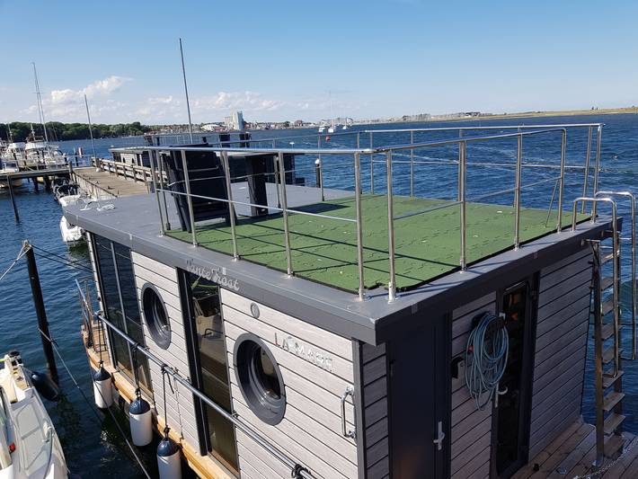 Hausboot für 2 Personen, mit Terrasse und Seeblick in Heiligenhafen
