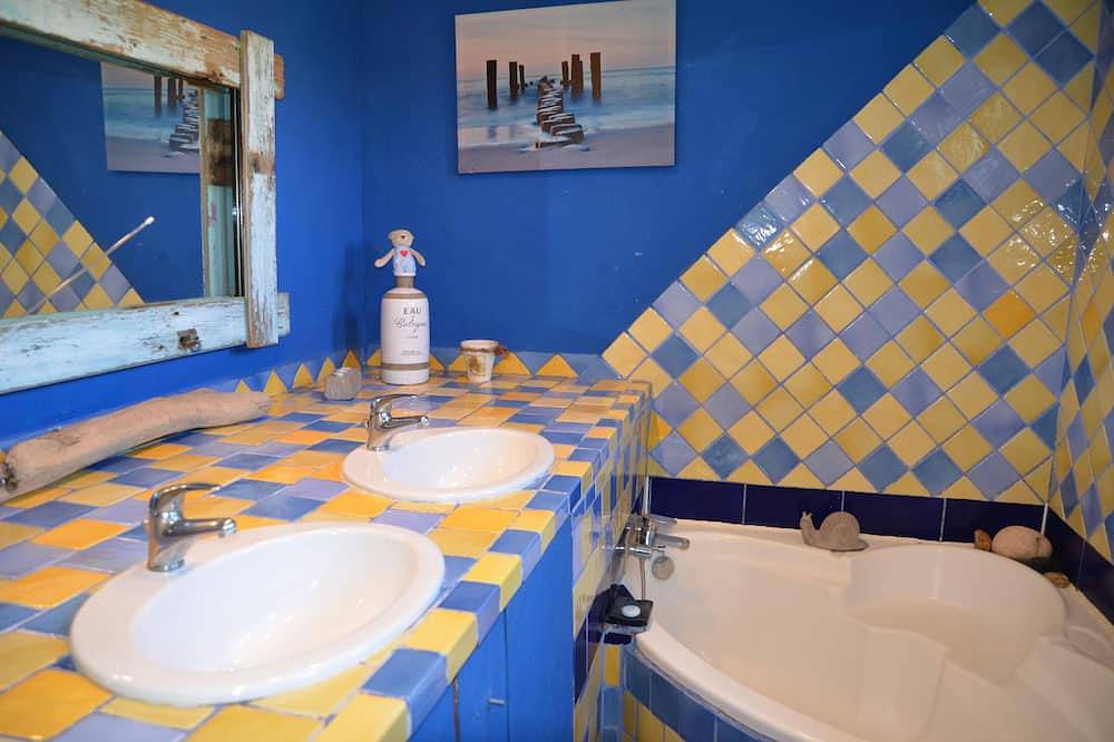 Villa Pieds Dans L'Eau Avec Piscine Acces Direct Plage De Sable in Six-Fours-les-Plages, Côte méditerranéenne (France)