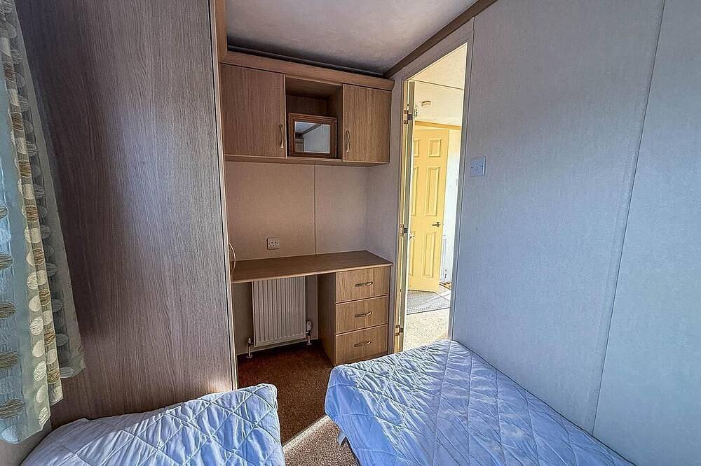 Superb caravan with decking & free Wifi at North Denes Holiday Park in Lowestoft, Sunrise Coast