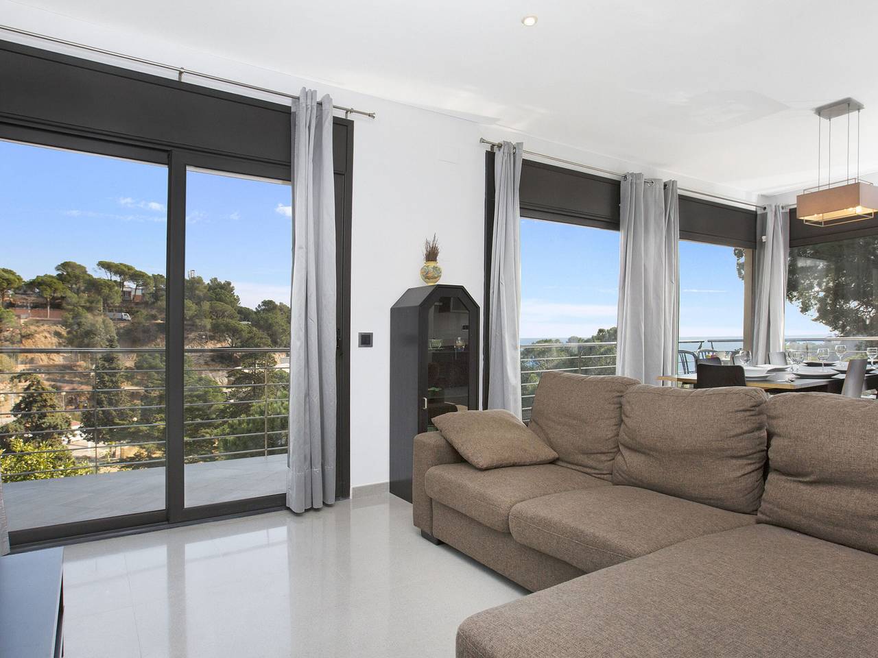 Modernes Haus mit privatem Pool und Bergblick, nahe Strand Costa Brava, Haustiere erlaubt in Font de Sant Llorenç, Lloret de Mar