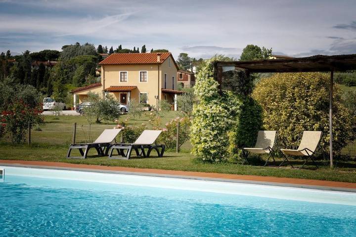 Rustico per 2 persone, con Giardino e Piscina nonché Panorama a Lucca