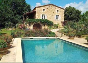 Gîte pour 4 personnes, avec vue ainsi que jardin et piscine à Puy-l'Évêque