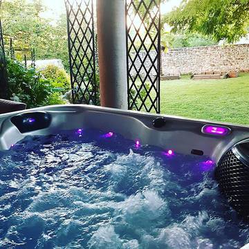 Chambre d’hôte pour 2 personnes, avec jacuzzi ainsi que jardin et piscine à Crouzilles