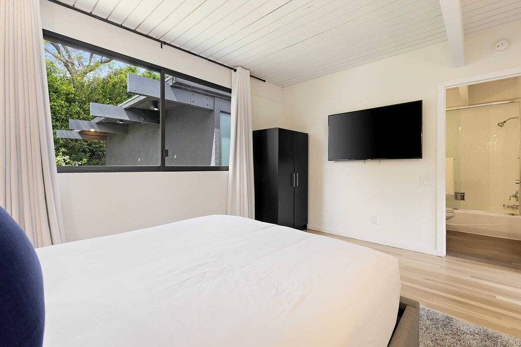 Prime Location in Gated Community - Walk to Malibu Country Mart! in Malibu Beach, Malibu