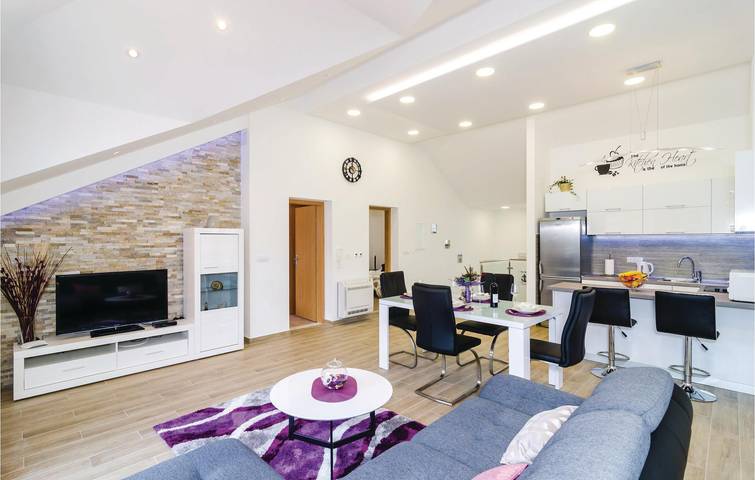 Entire holiday apartment, Cozy 2km from Beach: WiFi, A/C, Parking, Terrace & Kitchen Included! in Općina Župa dubrovačka, Dubrovnik-Neretva