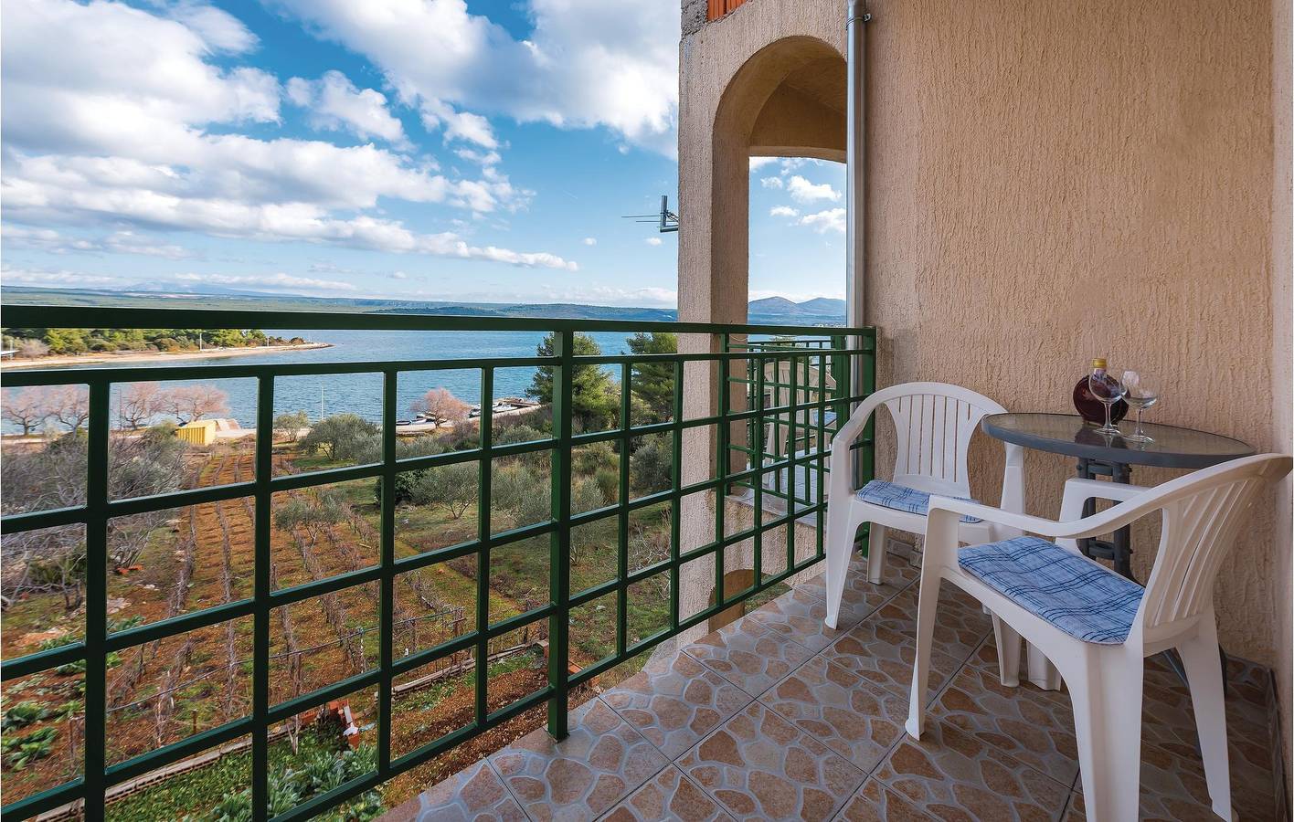 Ganze Ferienwohnung, Ferienwohnung für 6 Personen mit Terrasse in Raslina, Šibenik-Knin