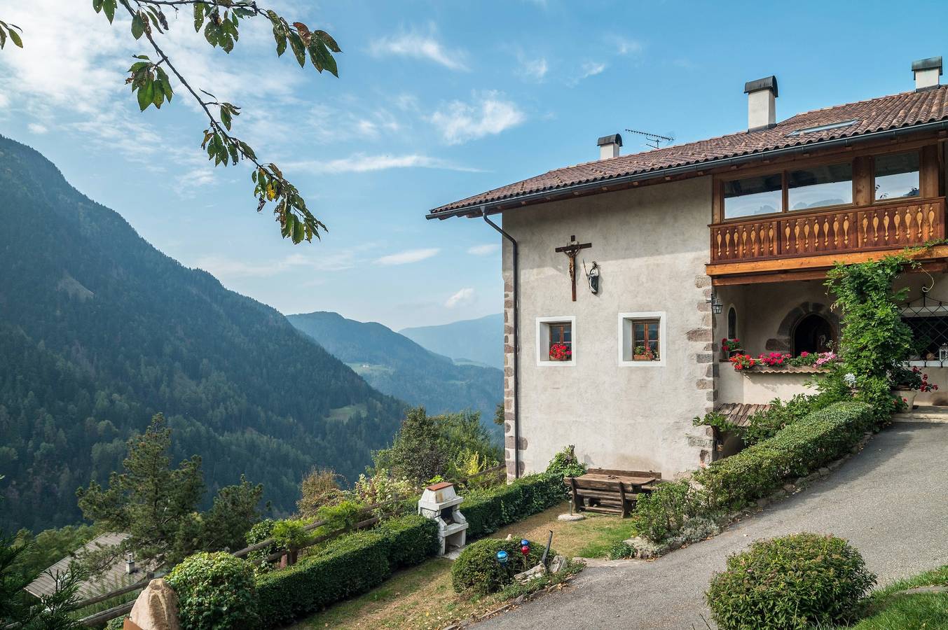 Apartamento entero, Apartamento vacacional "Ritschhof Fichte" con vistas a la montaña, terraza privada y Wi-Fi in San Pietro in Valle, Laion