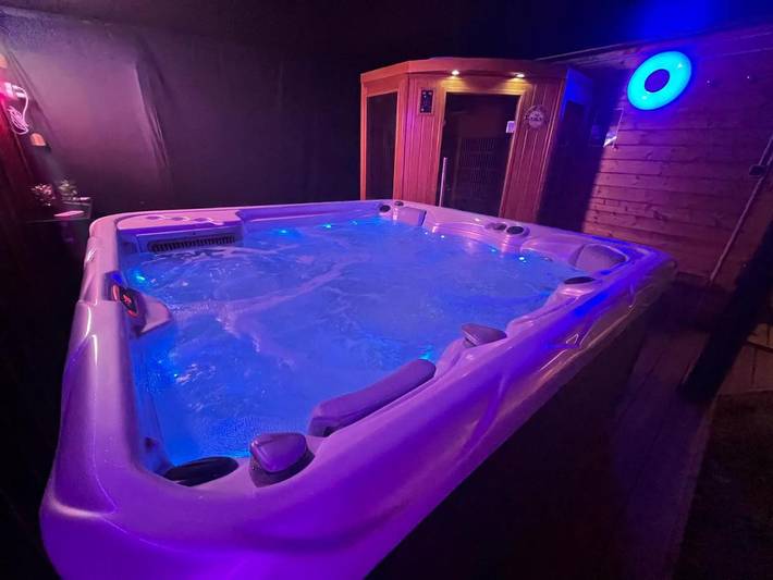 Gîte pour 2 personnes, avec Jacuzzi et Terrasse ainsi que Jardin et Sauna à Saint-Savin (Gironde)