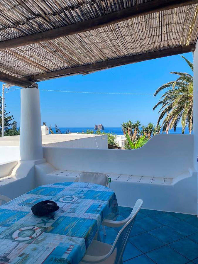 Ferienwohnung für 4 Personen, mit Balkon und Terrasse sowie Garten und Ausblick auf Stromboli