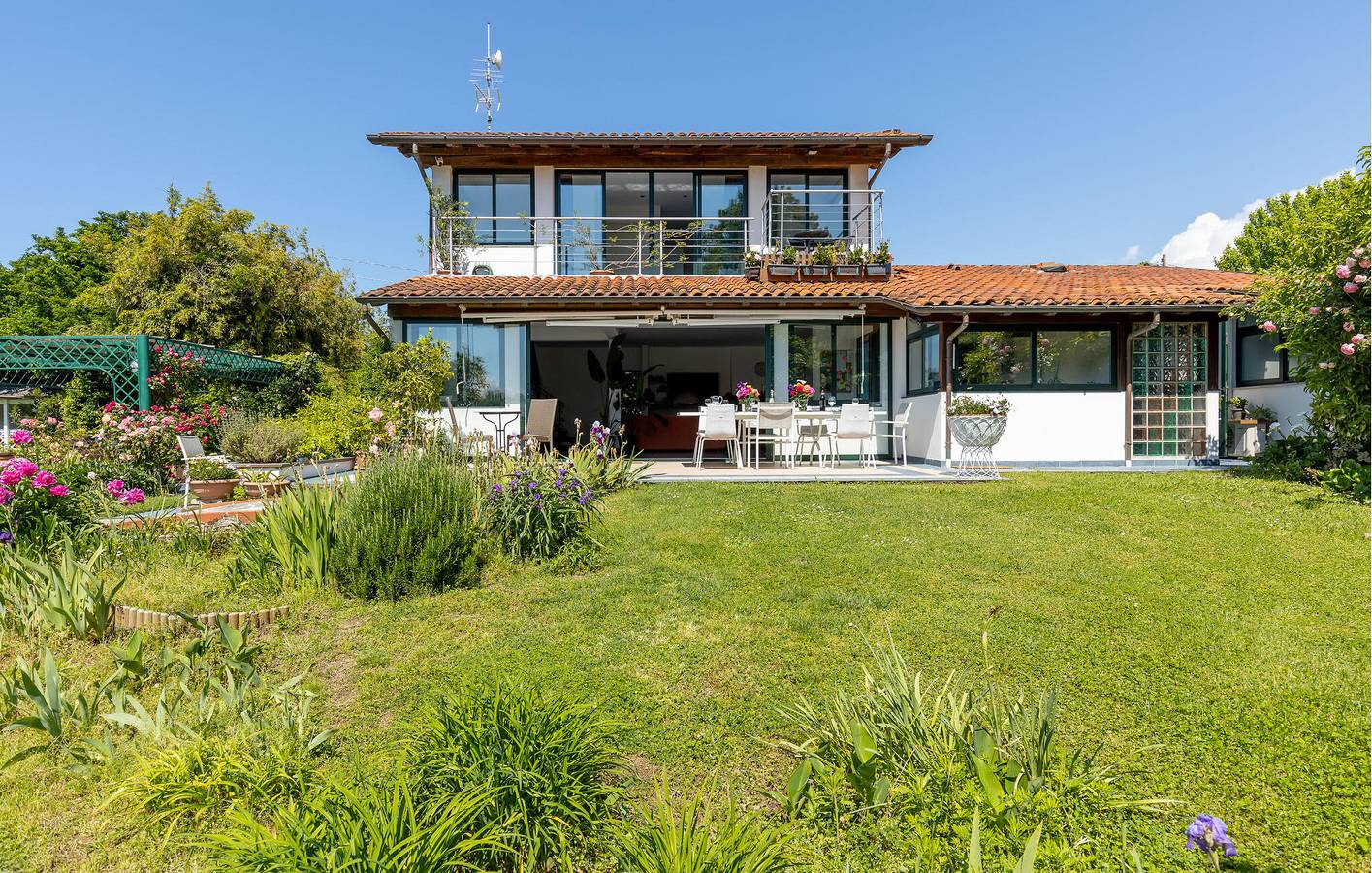 Sunny Oasis Wohnung mit Pool, Garage & Garten - 2.5km von Bagno La Fortuna in Pietrasanta, Italienische Riviera