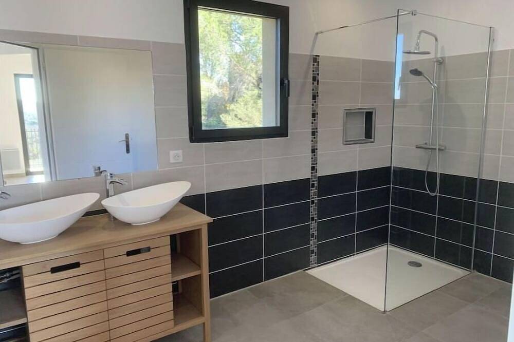 Villa Contemporaine en Provence, vue Exceptionnelle sur le Pont du Gard in Castillon-du-Gard, Region de Nimes