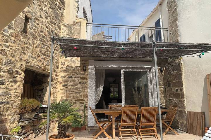 Location de vacances pour 8 personnes, avec terrasse à Caunes-Minervois