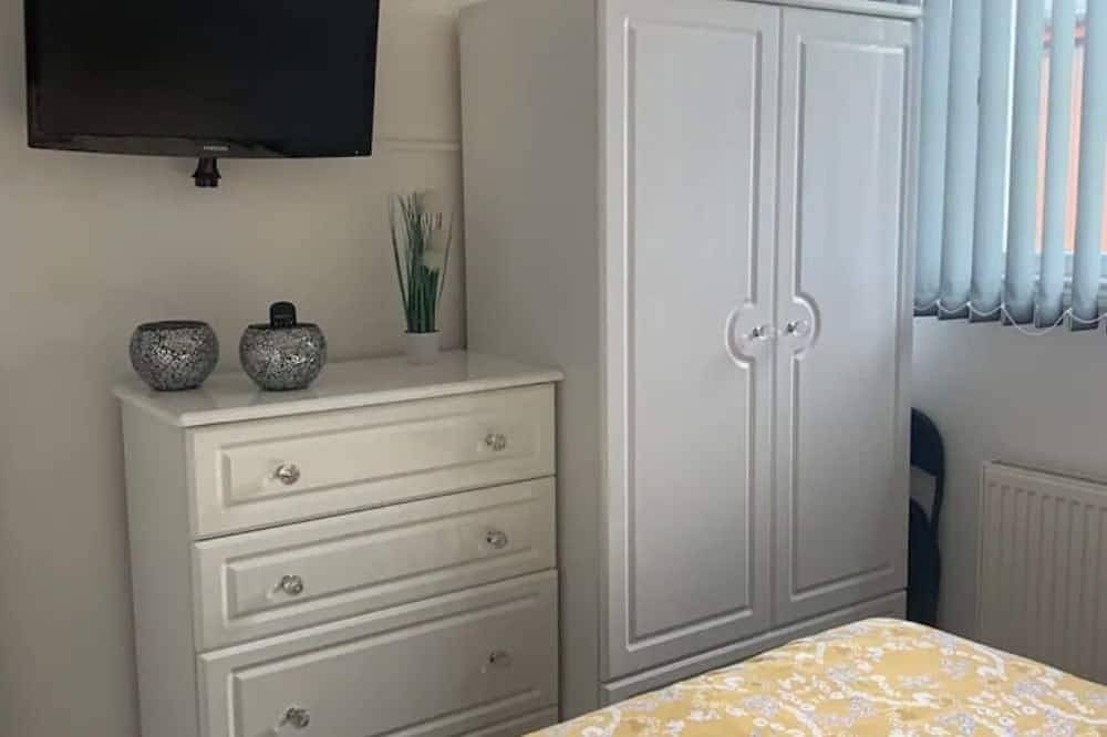 2 Bed Chalet Sleeps 6 - Pets, Near Beach, Parking in Mablethorpe, Lincolnshire