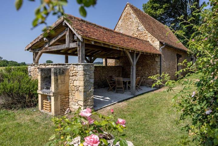 Location de vacances pour 8 personnes, avec piscine et jardin, adapté aux familles à Thonac - 3