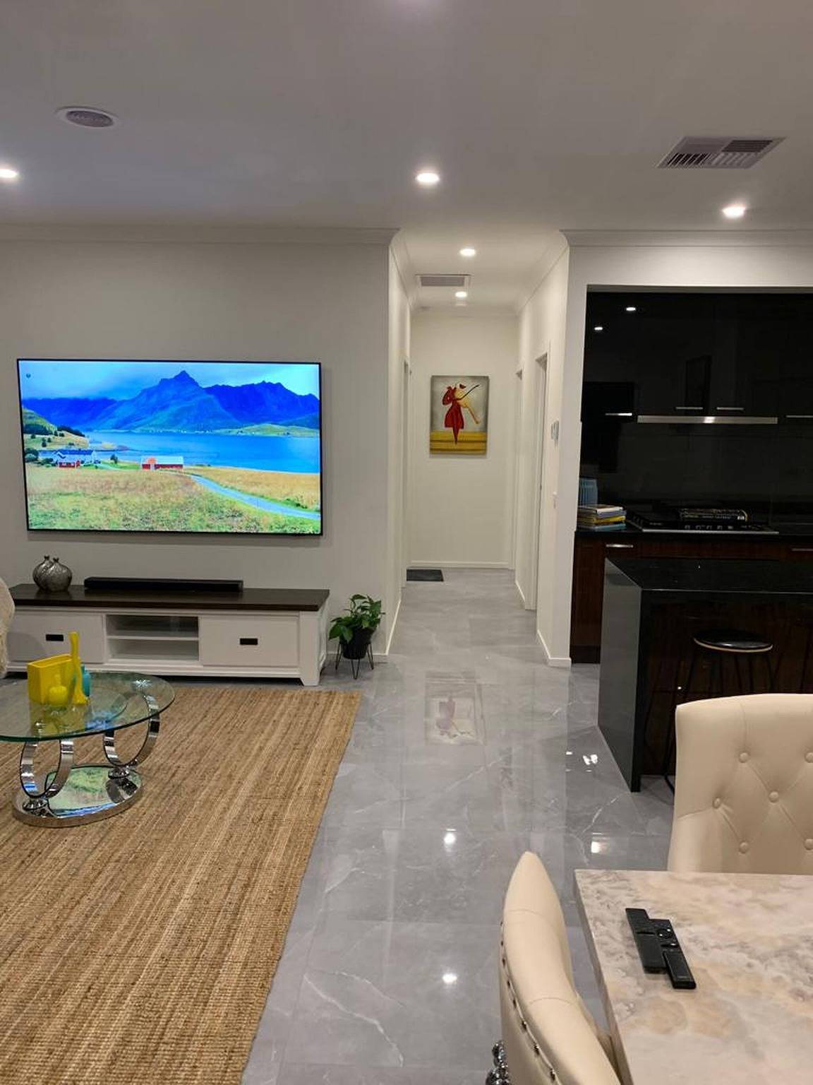 Casa fresca y moderna de 3 dormitorios • Baño privado • Vistas abiertas in Victoria