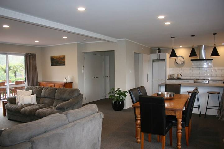 Holiday apartment for 6 people, with balcony and garden in Bay of Plenty