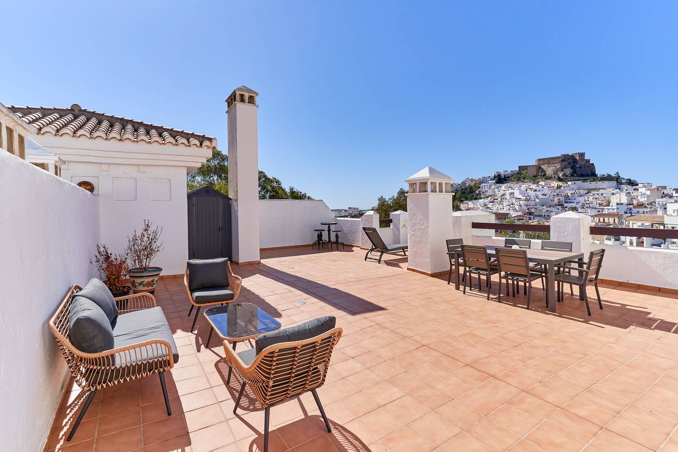 Geheel appartement, Appartement 'El Ático Del Oasis' met zeezicht, wifi en airconditioning in Salobreña, Costa Tropical