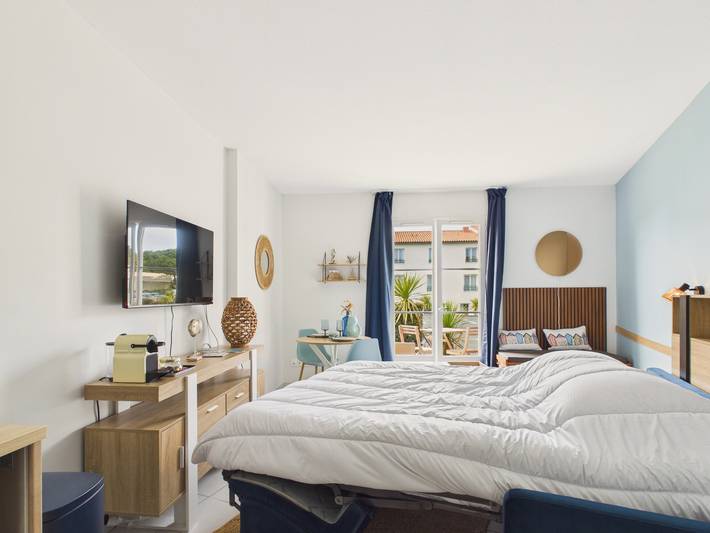 Entire studio, Mer à 200 m, piscine commune, séjour pour 2 in Ars-en-Ré, Ile de Re